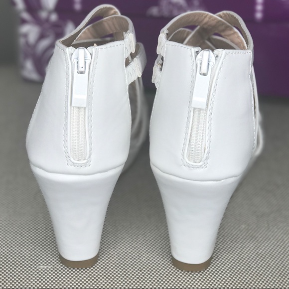 LAST PAIR!!! Strappy White Sandal Wedges - Picture 5 of 7